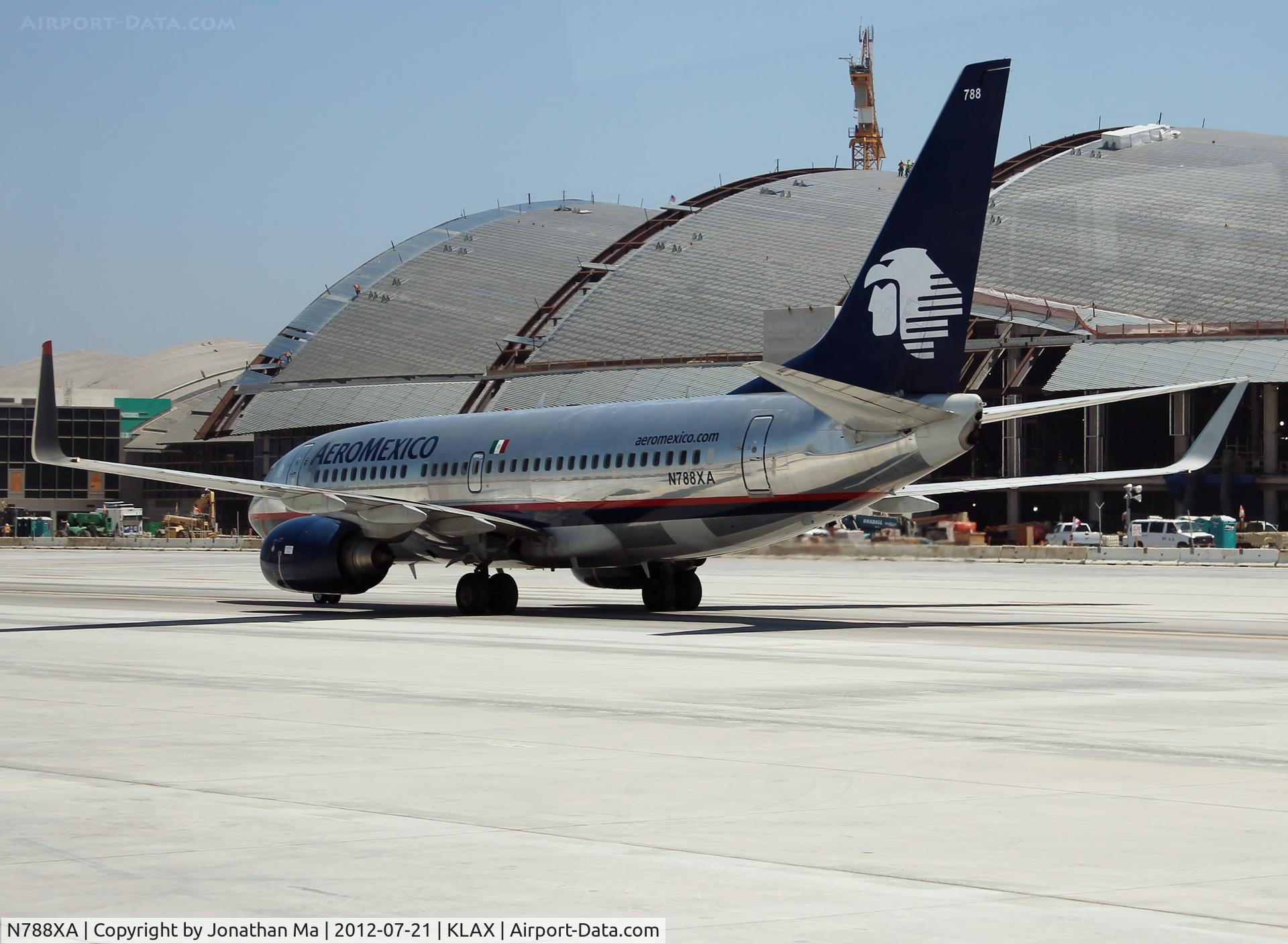 N788XA, 2004 Boeing 737-752 C/N 33788, Midfield taxiway