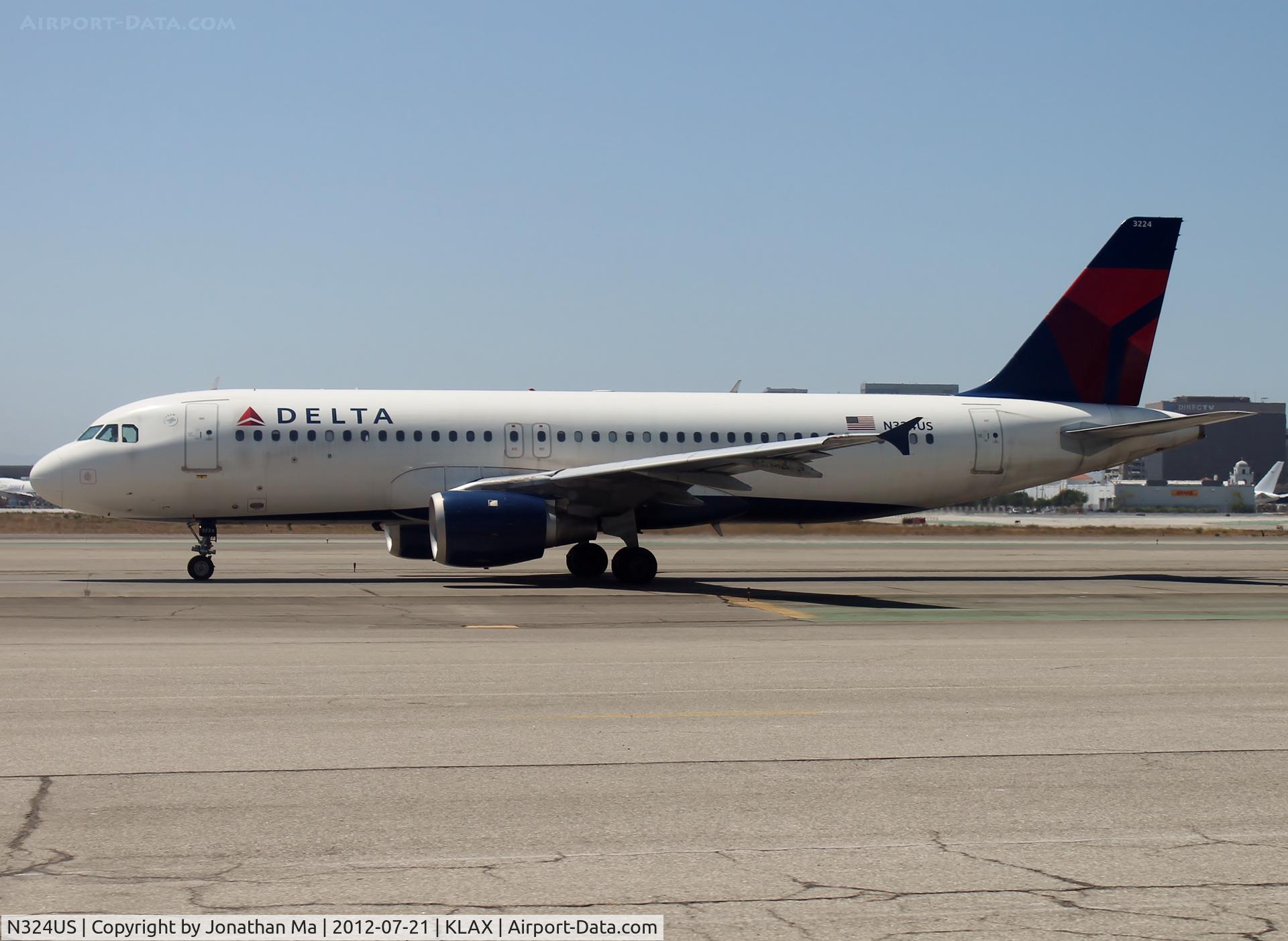 N324US, 1992 Airbus A320-211 C/N 273, Lining up for takeoff 25R