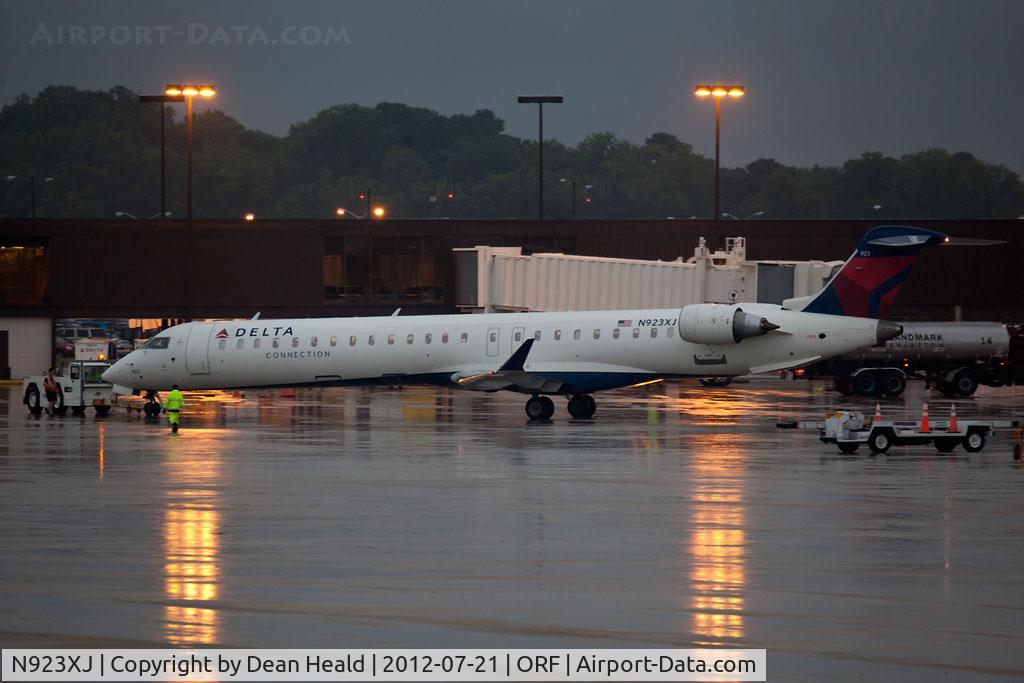 N923XJ, 2008 Bombardier CRJ-900ER (CL-600-2D24) C/N 15177, Delta Connection (Pinnacle Airlines) N923XJ (FLT FLG3284) pushing back from Gate B21 for departure to Minneapolis/St Paul Int'l (KMSP).