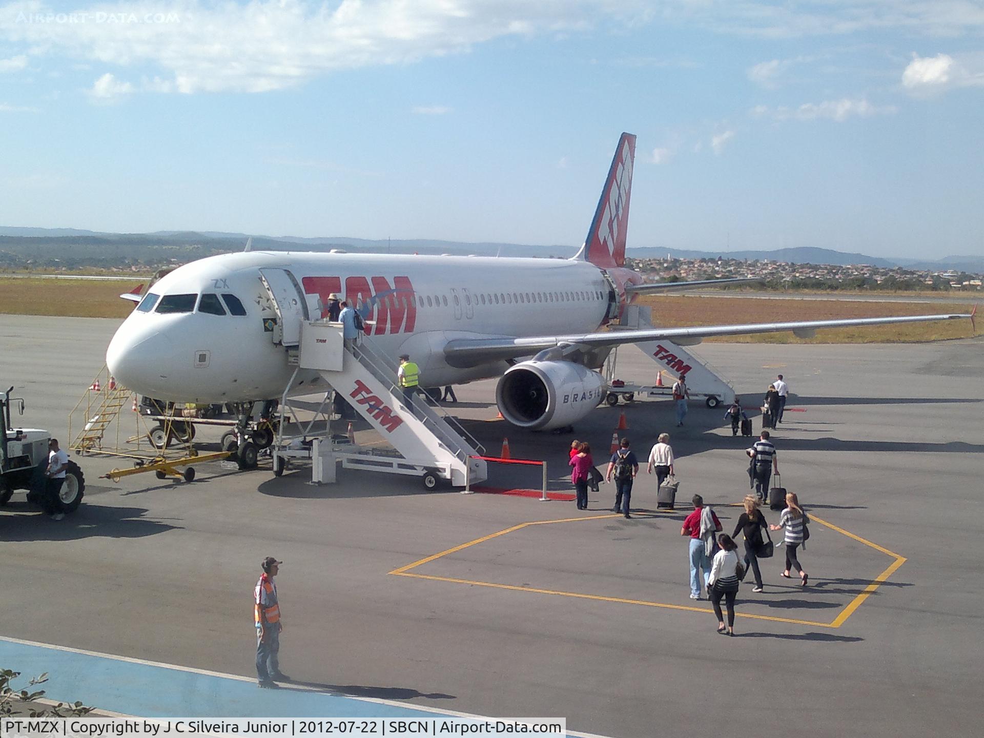 PT-MZX, 2001 Airbus A320-232 C/N 1613, TAM. A beautiful sunday