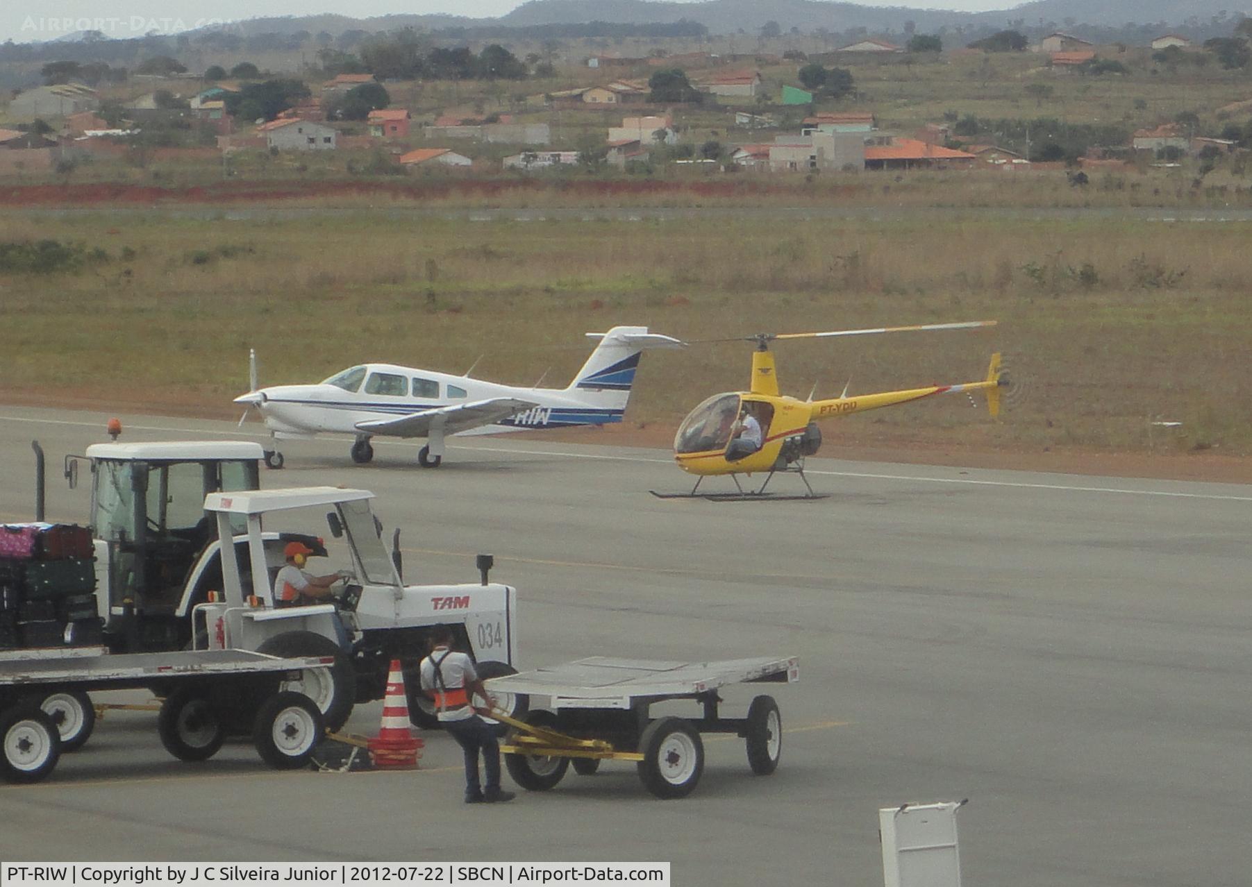 PT-RIW, 1980 Embraer EMB-711ST Corisco II turbo C/N 80-711332, Corisco II at SBCN, Caldas Novas, by side PT-YDU start engine