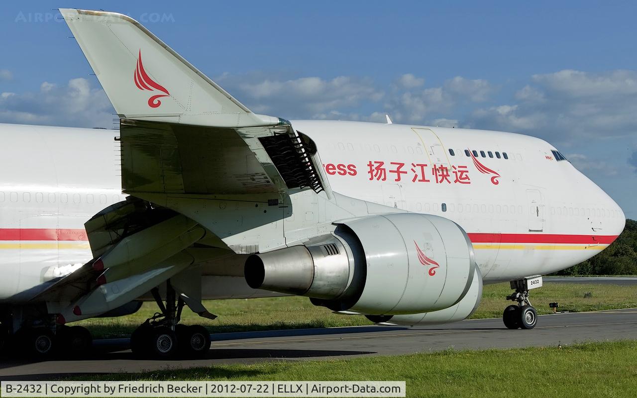 B-2432, 1998 Boeing 747-481/BCF C/N 28283, holding point RW06