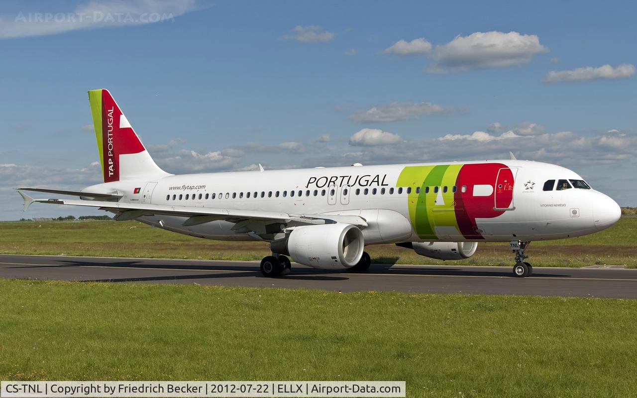 CS-TNL, 2000 Airbus A320-214 C/N 1231, taxying to the active