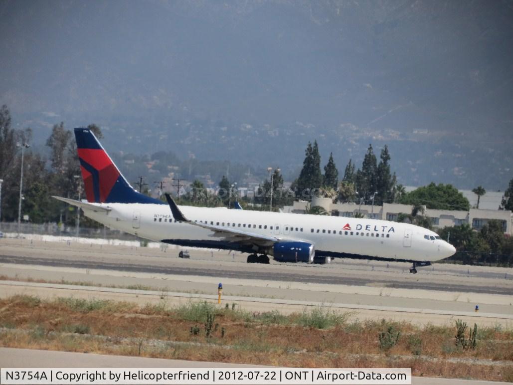 N3754A, 2001 Boeing 737-832 C/N 29626, Taxiing back to terminal after landing on 26R