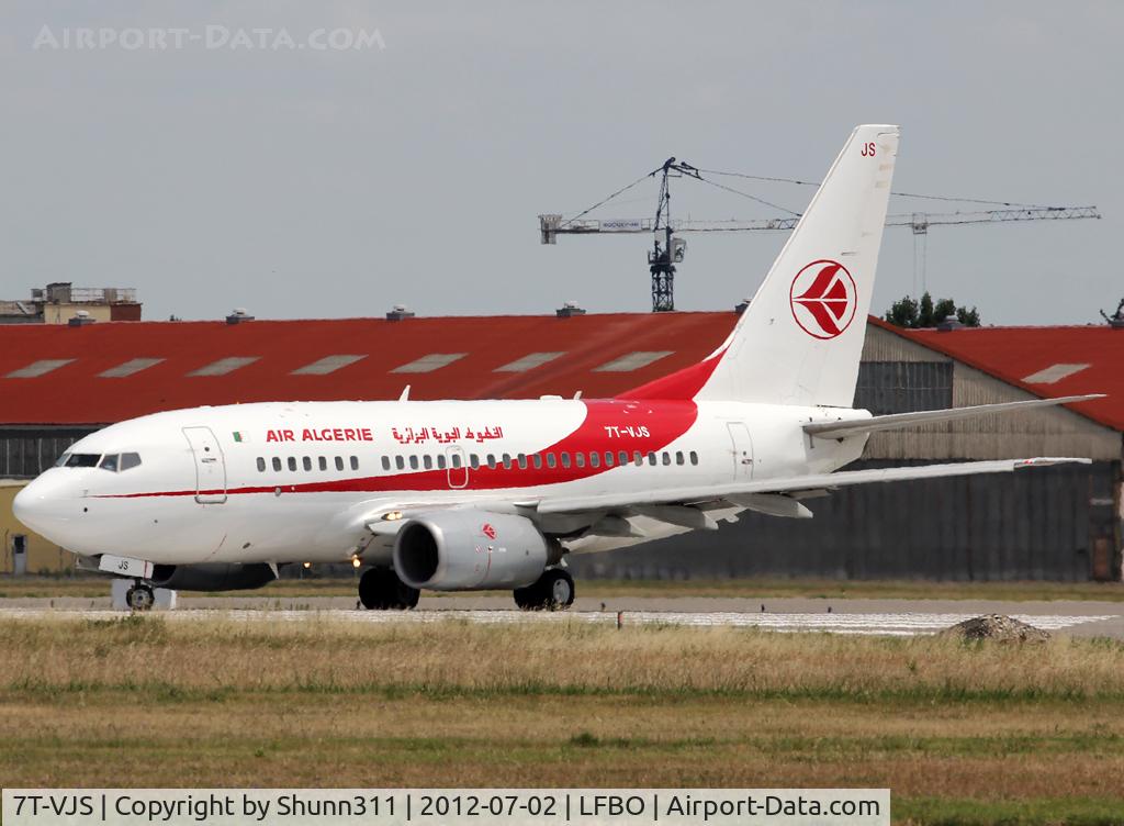 7T-VJS, 2002 Boeing 737-6D6 C/N 30210, Lining up rwy 32R for departure in new c/s
