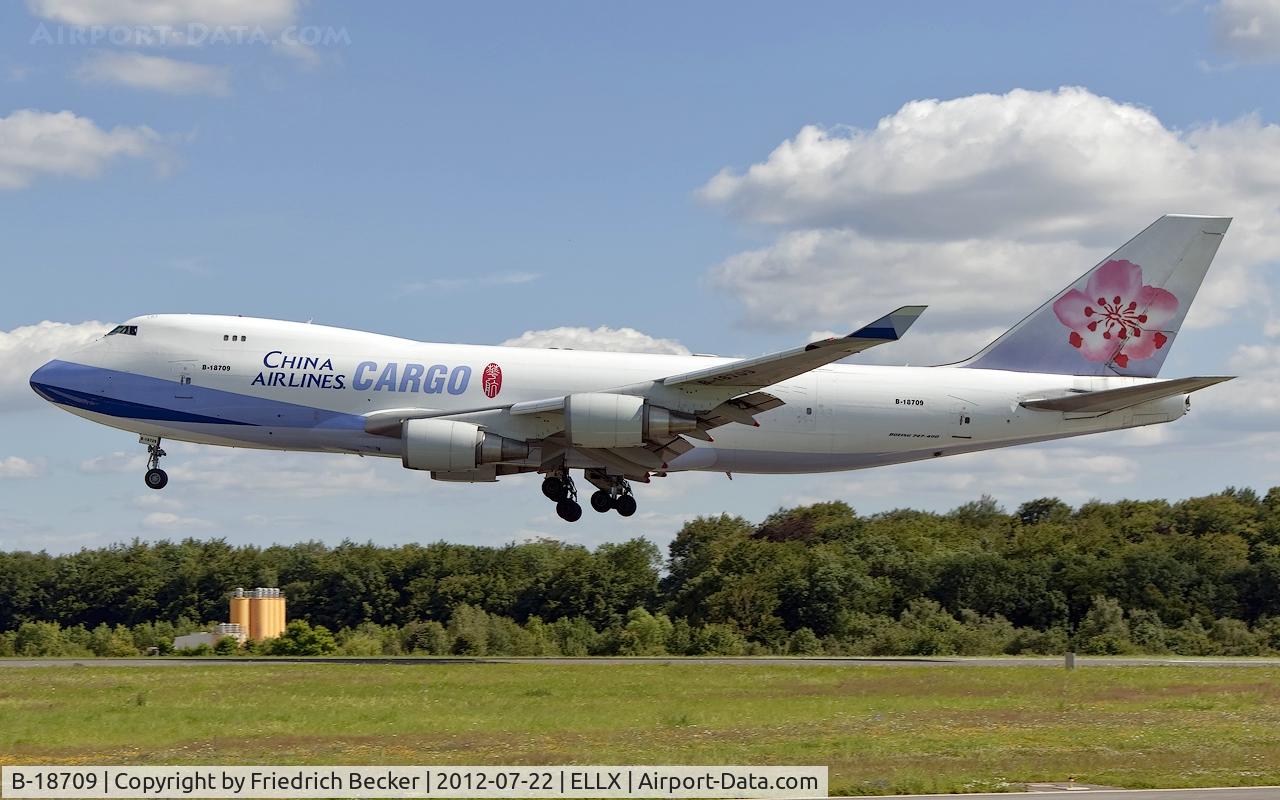 B-18709, 2002 Boeing 747-409F/SCD C/N 30766, short final RW06
