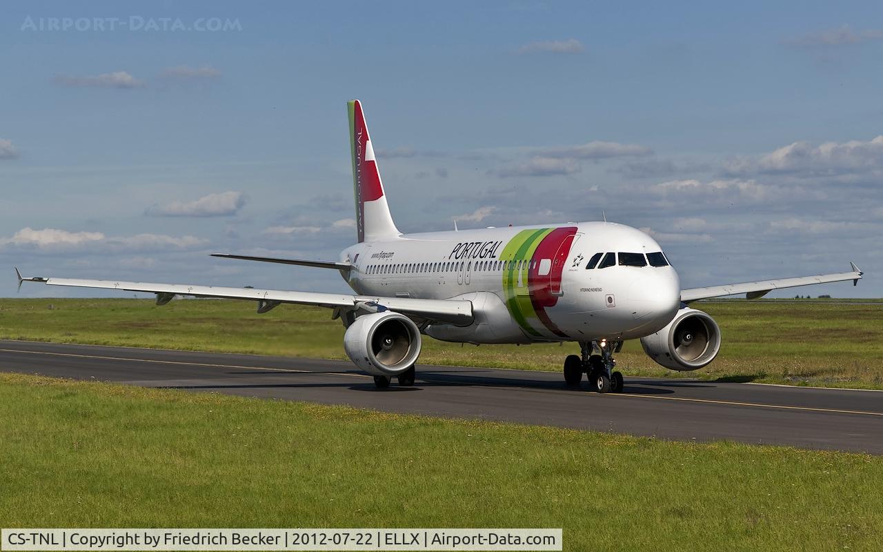 CS-TNL, 2000 Airbus A320-214 C/N 1231, taxying to the active