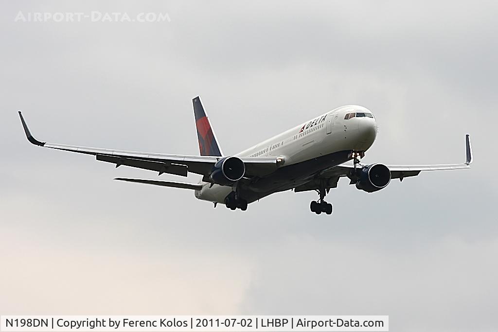 N198DN, 1998 Boeing 767-332 C/N 28455, Ferihegy