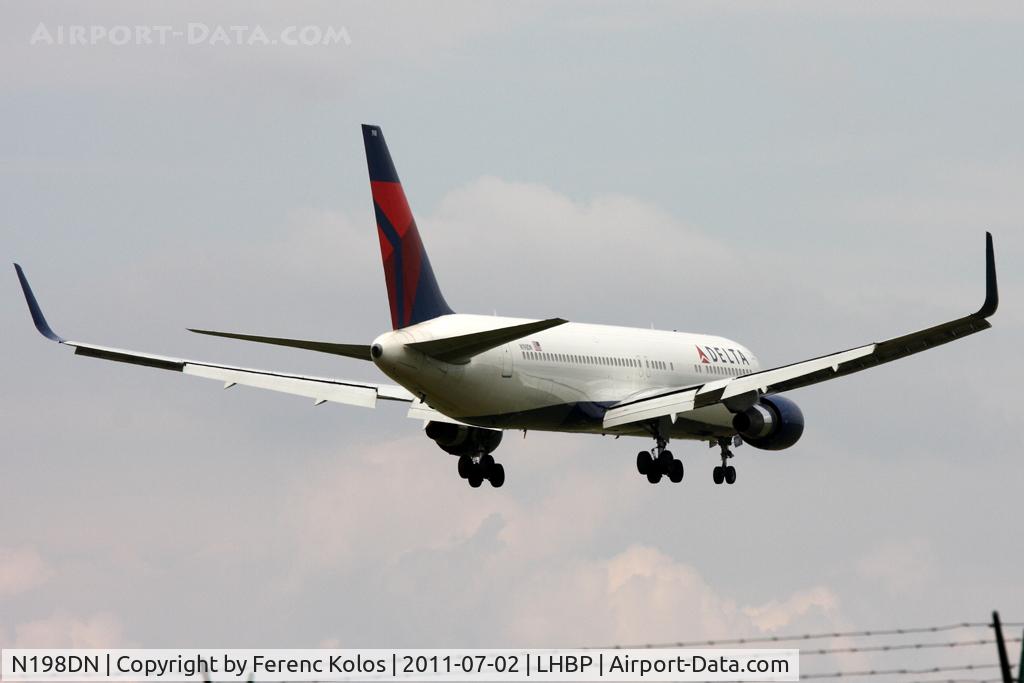 N198DN, 1998 Boeing 767-332 C/N 28455, Ferihegy