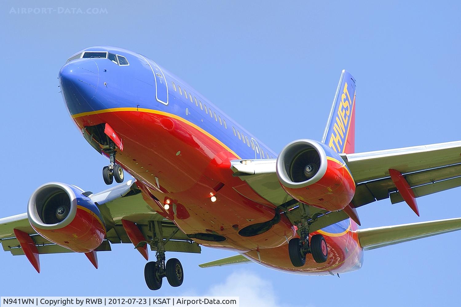 N941WN, 2009 Boeing 737-7H4 C/N 36647, On approach 12R
