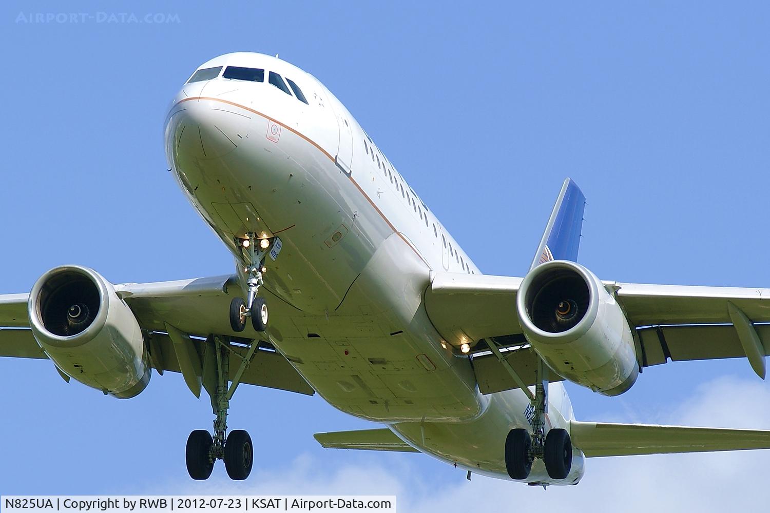 N825UA, 1999 Airbus A319-131 C/N 980, On approach 12R