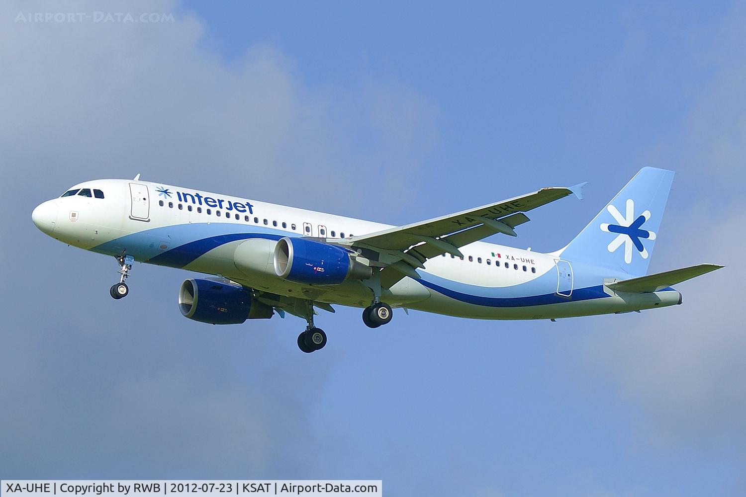 XA-UHE, Airbus A320-214 C/N 3149, On approach 12R