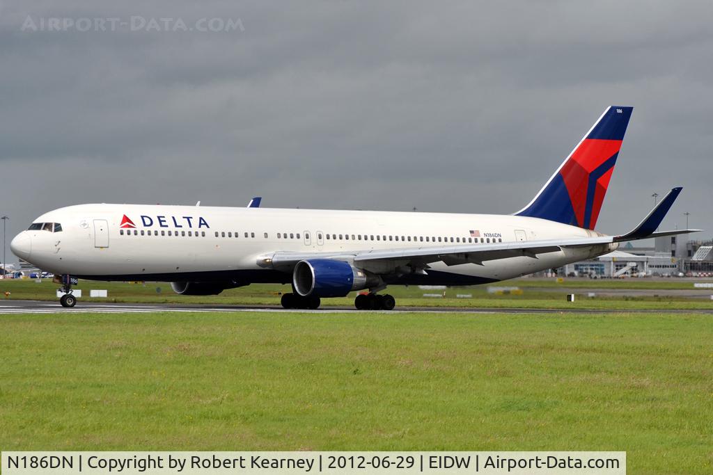 N186DN, 1995 Boeing 767-332 C/N 27962, Lining up r/w 28