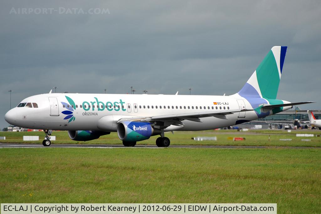 EC-LAJ, 2009 Airbus A320-214 C/N 3889, Lining up r/w 28