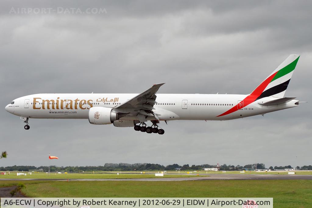 A6-ECW, 2009 Boeing 777-31H/ER C/N 38981, On short finals for r/w 28