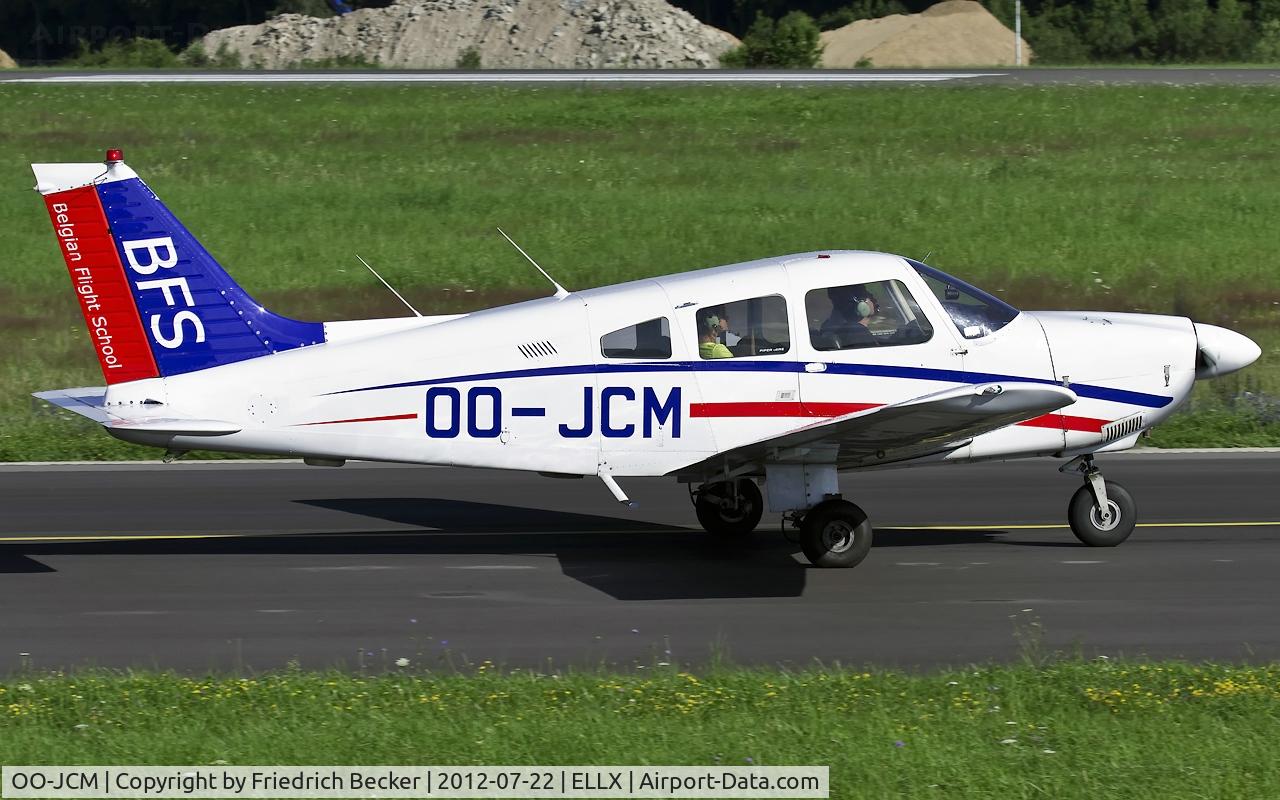 OO-JCM, 1979 Piper PA-28-181 Archer II C/N 28-7990499, taxying to the actice