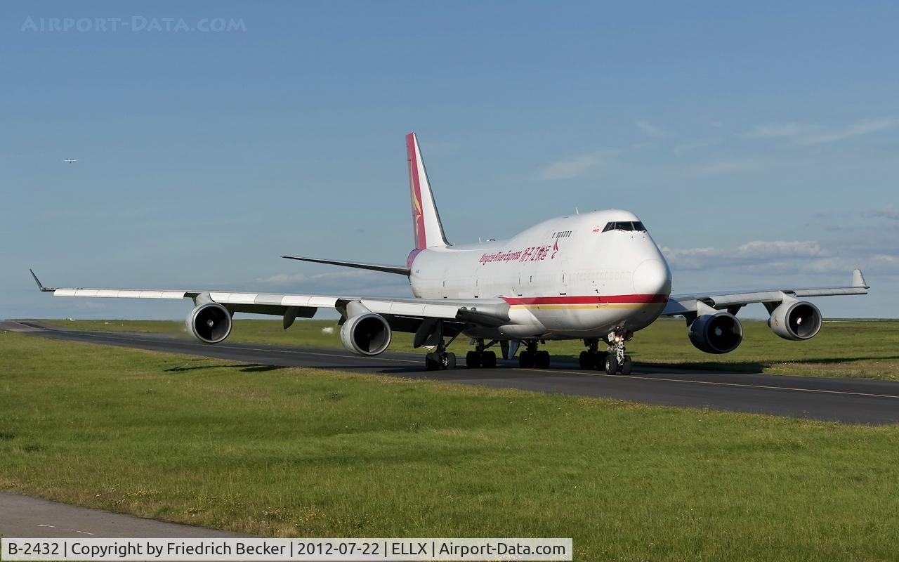 B-2432, 1998 Boeing 747-481/BCF C/N 28283, taxying to the actice