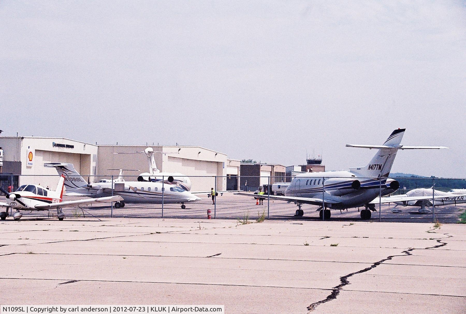 N109SL, 2004 Piaggio P-180 Avanti C/N 1092, departing kluk