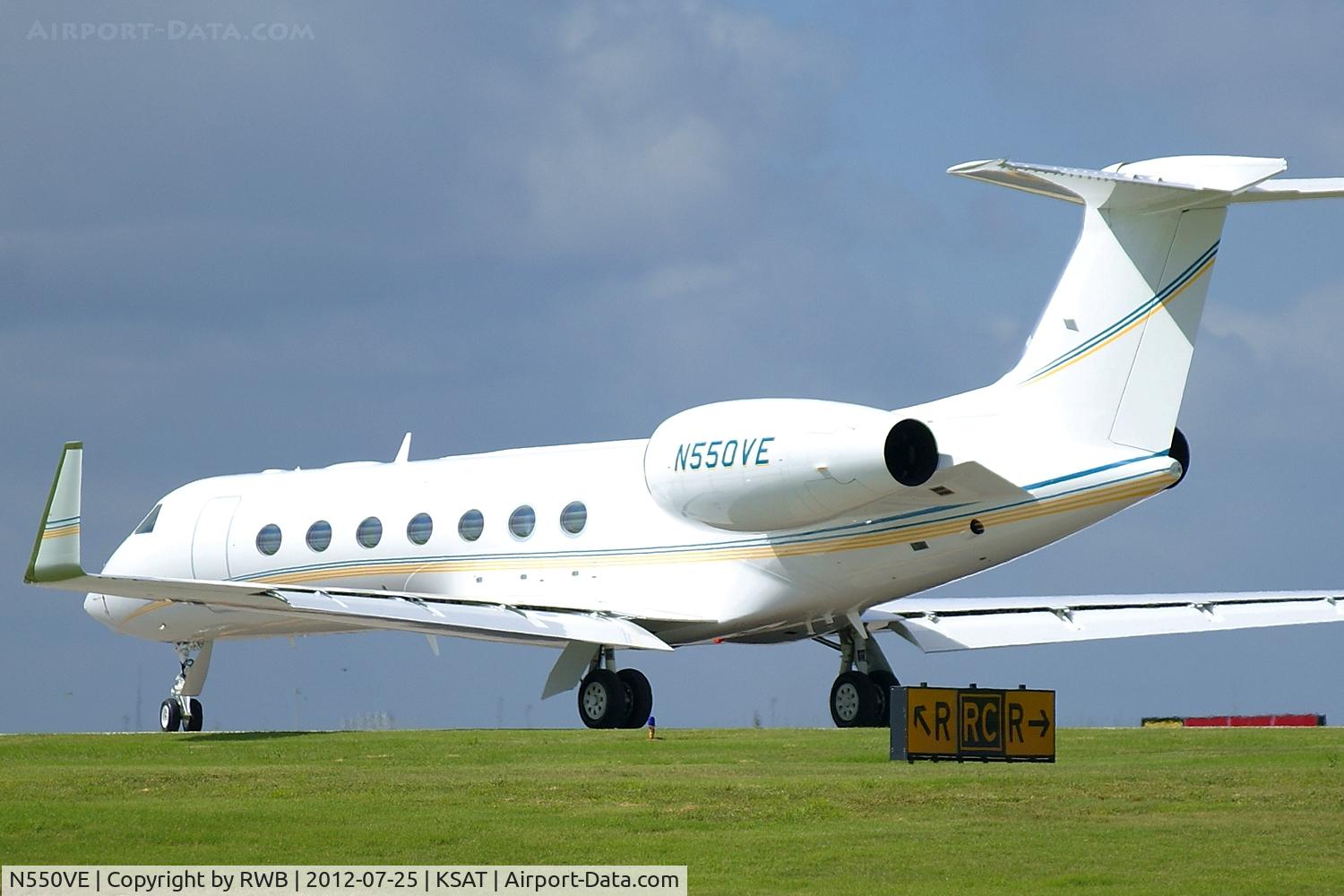 N550VE, Gulfstream Aerospace GV-SP (G550) C/N 5365, Taxiing.