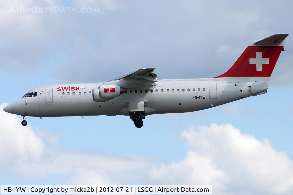 HB-IYW, 1999 British Aerospace Avro 146-RJ100 C/N E3359, Landing in 05