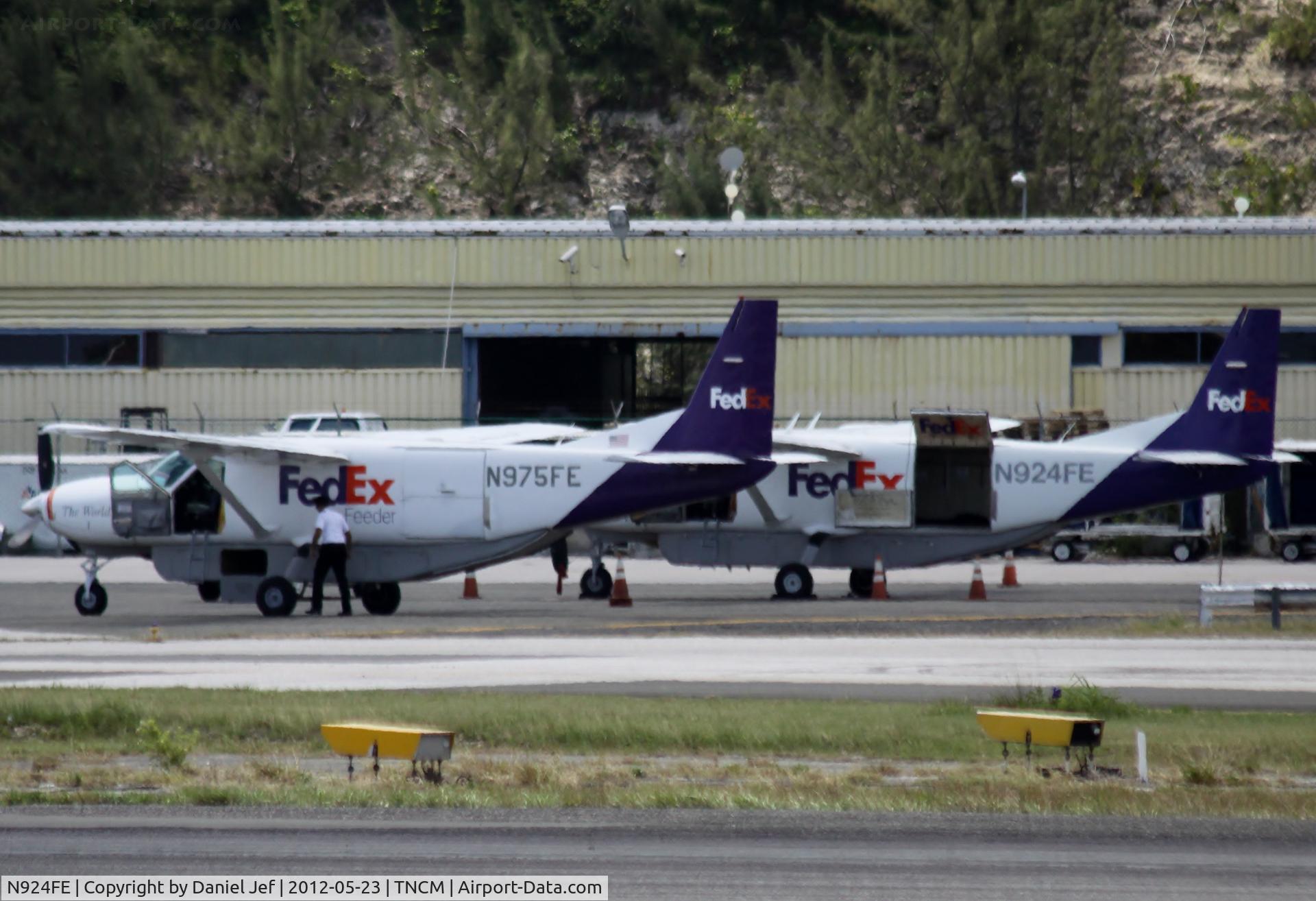 N824FE, Cessna 208A Cargomaster C/N 20800069, N924FE