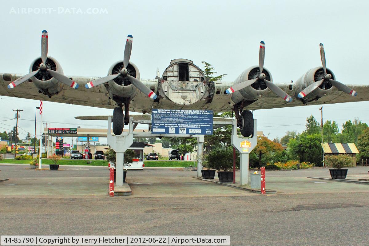 44-85790, 1944 Boeing B-17G-105-VE Flying Fortress C/N 8699, 1944 Boeing B-17G-105-VE Flying Fortress, c/n: 8699 at Oak Grove , Portland Oregon