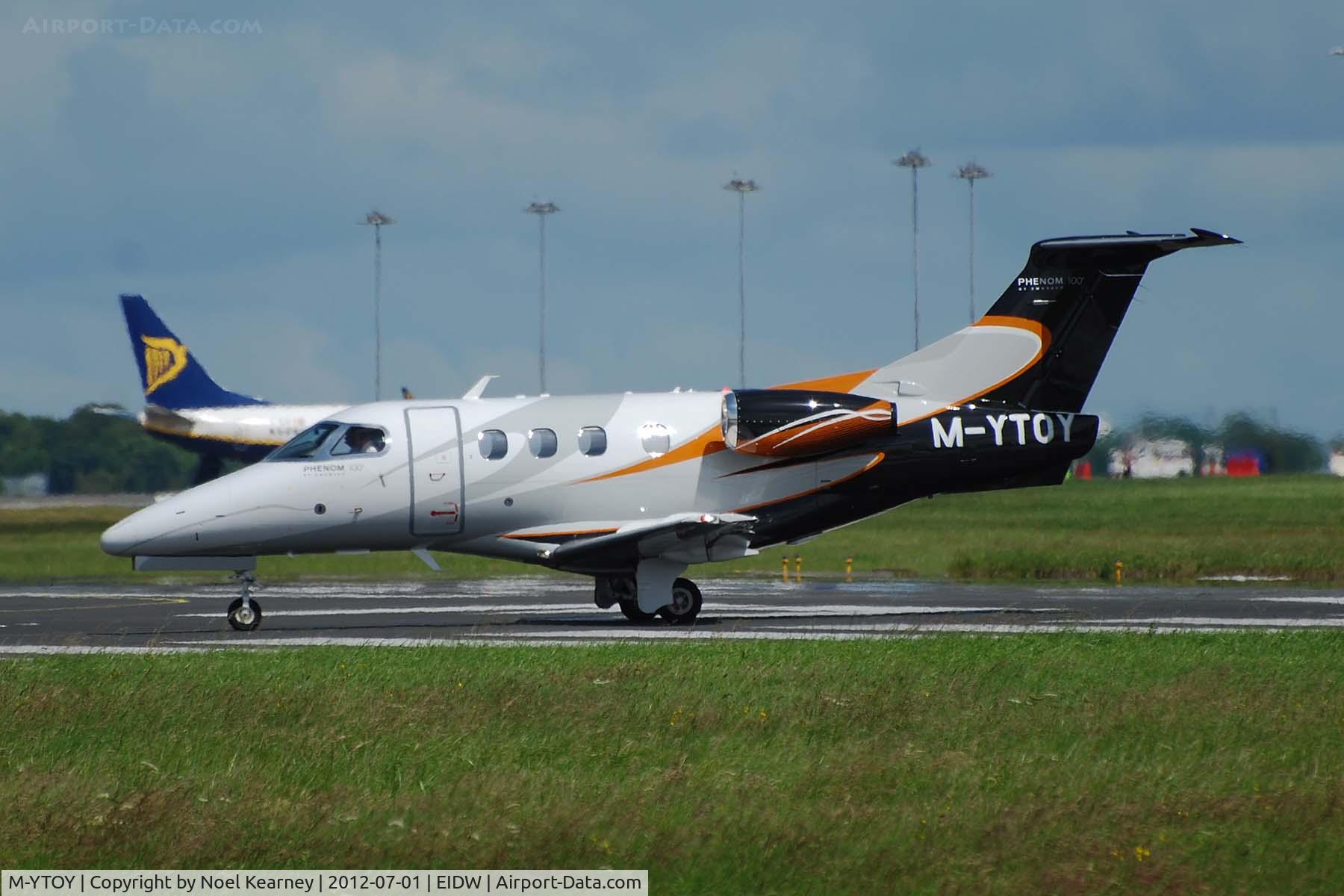 M-YTOY, 2009 Embraer EMB-500 Phenom 100 C/N 50000112, Departing off Rwy 28 at EIDW