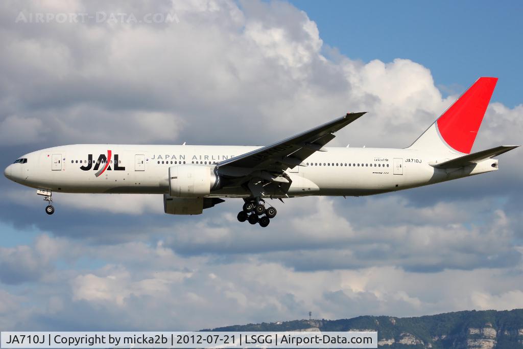 JA710J, 2005 Boeing 777-246/ER C/N 33395, Charter summer flight to Tokyo, landing in 05