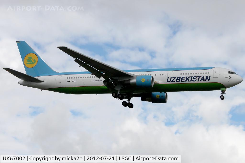 UK67002, 1997 Boeing 767-33P/ER C/N 28392, Landing in 05