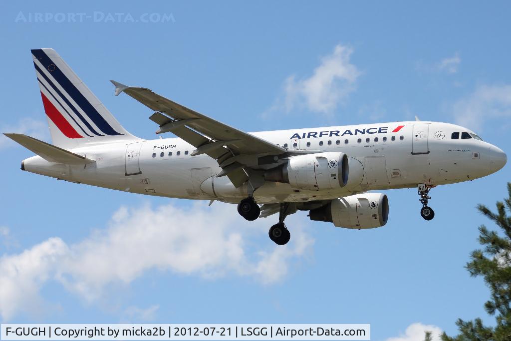 F-GUGH, 2004 Airbus A318-111 C/N 2344, Landing in 05. Scrapped in july 2022.