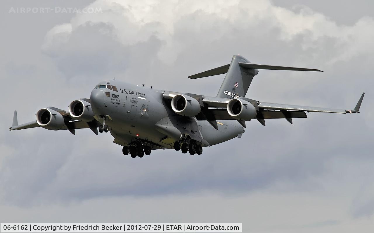 06-6162, 2006 Boeing C-17A Globemaster III C/N P-162, on final RW26