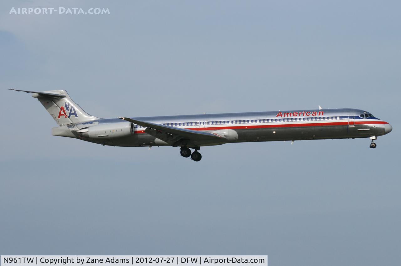 N961TW, 1999 McDonnell Douglas MD-83 (DC-9-83) C/N 53611, American Airlines landing at DFW Airport