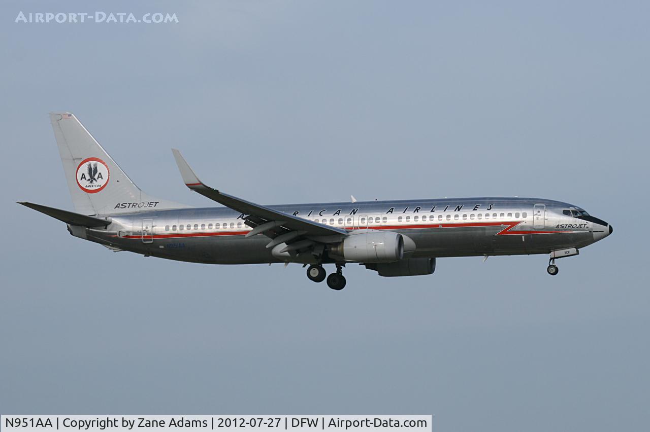 N951AA, 2000 Boeing 737-823 C/N 29538, American Airlines landing at DFW Airport