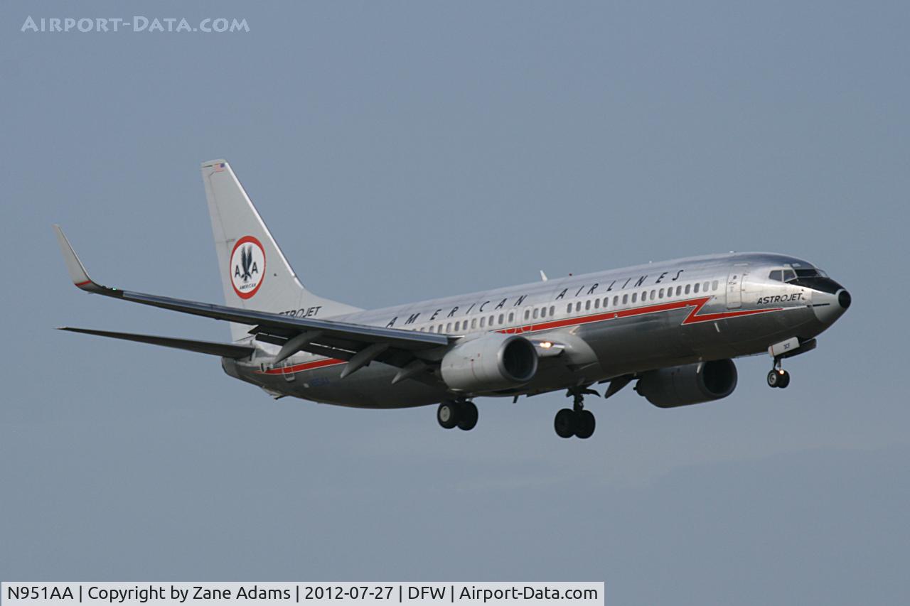 N951AA, 2000 Boeing 737-823 C/N 29538, American Airlines landing at DFW Airport