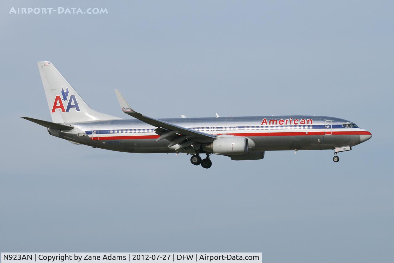 N923AN, 1999 Boeing 737-823 C/N 29524, American Airlines Landing at DFW Airport