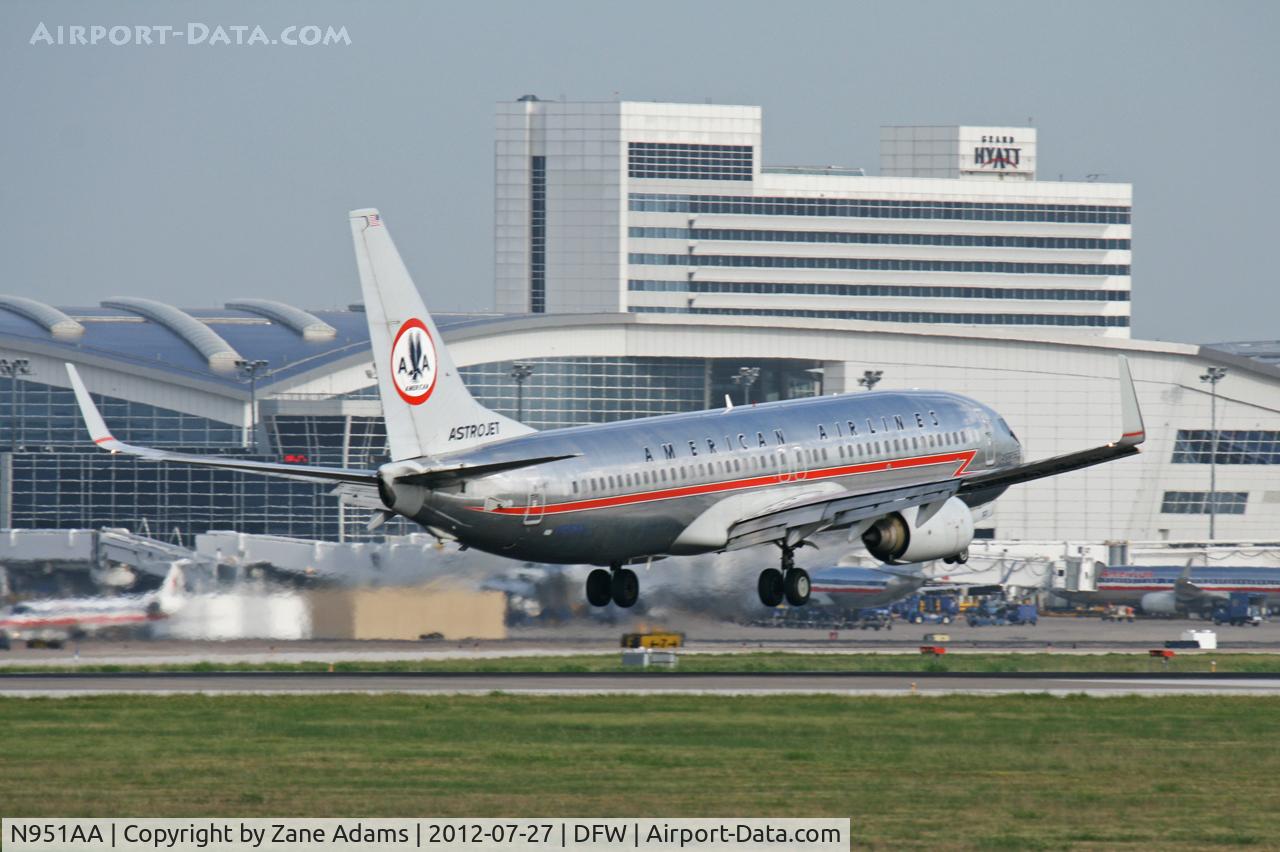 N951AA, 2000 Boeing 737-823 C/N 29538, American Airlines Landing at DFW Airport
