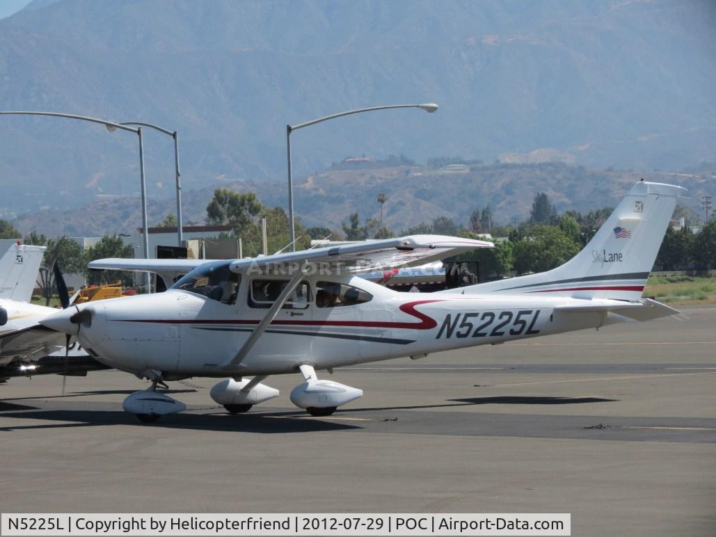 N5225L, 2002 Cessna 182T Skylane C/N 18281151, Getting ready to taxi out of transient parking