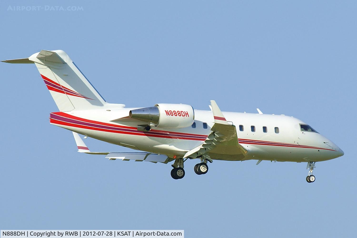 N888DH, 1996 Canadair Challenger 601-3A (CL-600-2B16) C/N 5305, On approach 12R