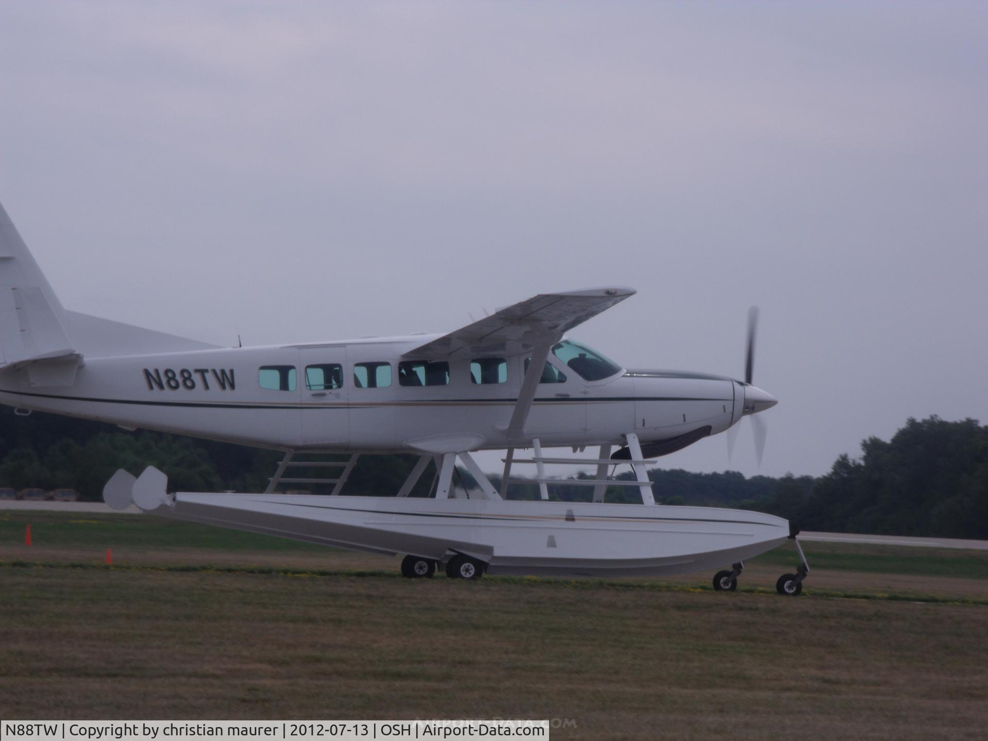 N88TW, 1998 Cessna 208 Caravan I C/N 20800292, cessna 208 seaplane on the taxiway