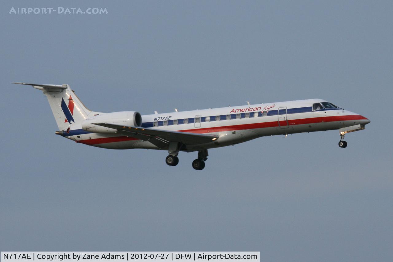 N717AE, 2000 Embraer ERJ-135LR (EMB-135LR) C/N 145272, American Eagle landing at DFW Airport