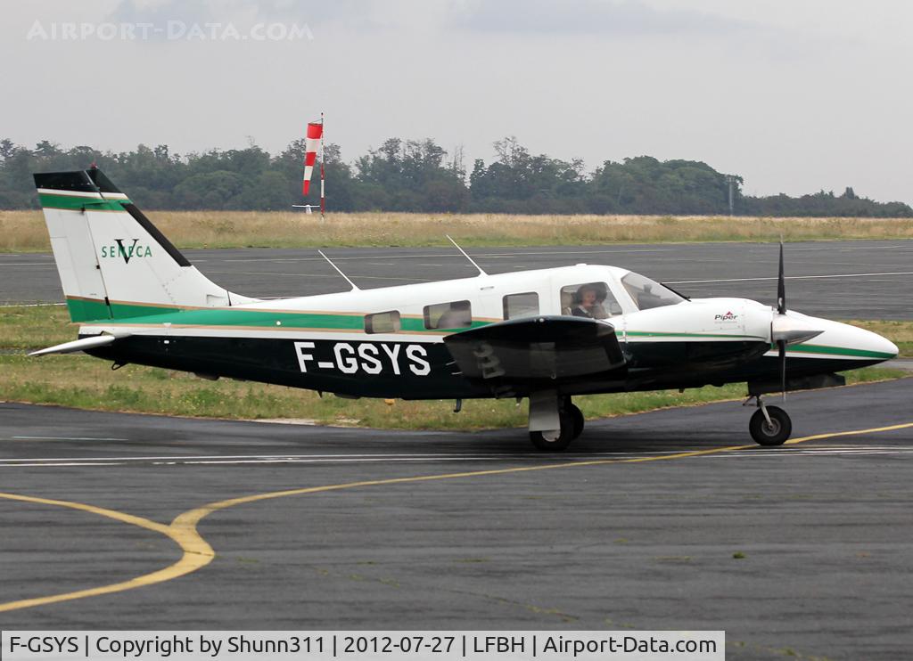 F-GSYS, Piper PA-34-220T Seneca V C/N 34-49091, Arriving to the Airport...