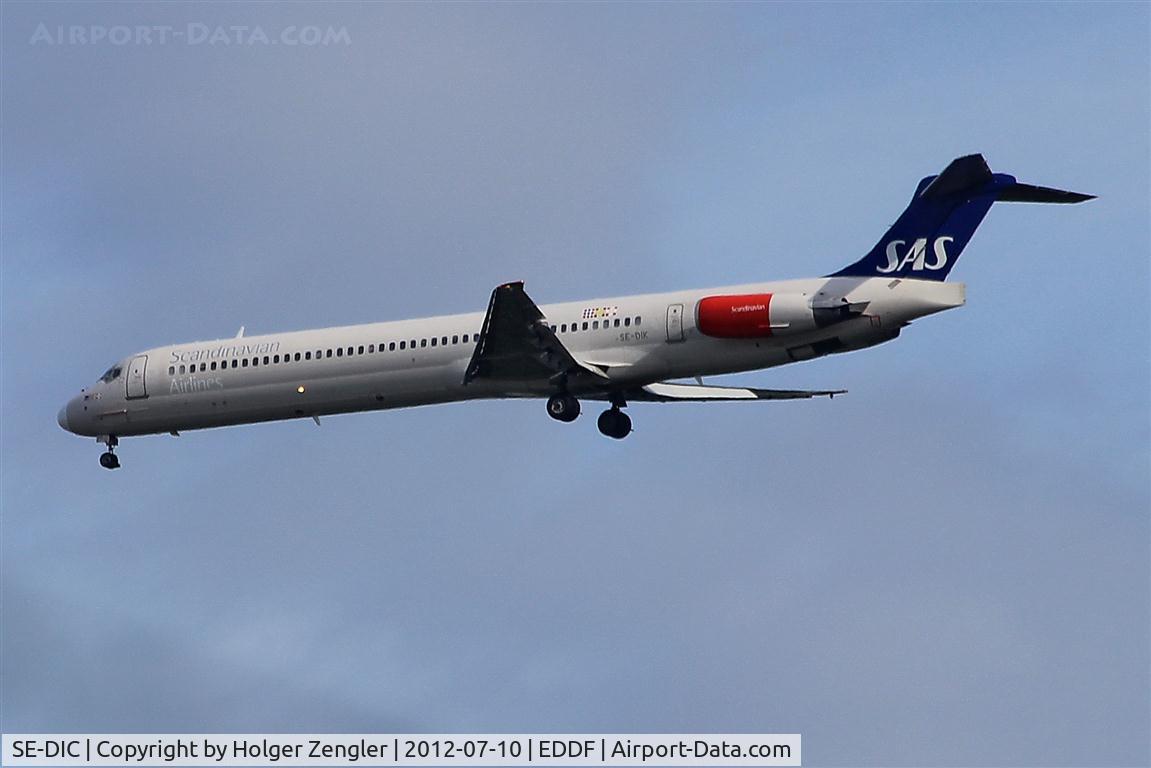 SE-DIC, McDonnell Douglas MD-87 (DC-9-87) C/N 49607, Final approach on rwy 25L....