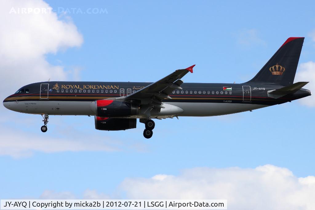 JY-AYQ, 2011 Airbus A320-232 C/N 4670, Landing in 05