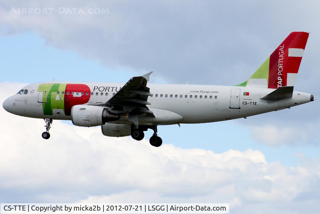 CS-TTE, 1998 Airbus A319-111 C/N 821, Landing in 05. Scrapped in december 2020