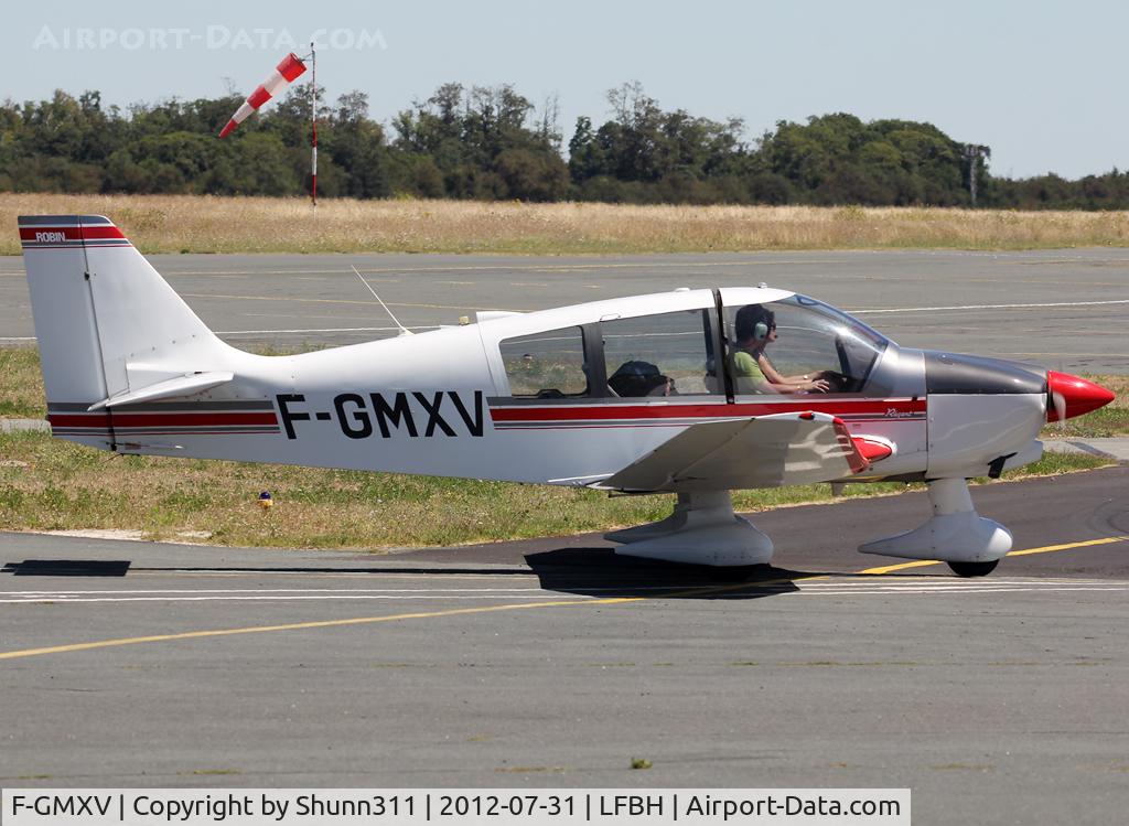 F-GMXV, Robin DR-400-180 Regent C/N 2237, Taxiing for refuelling...