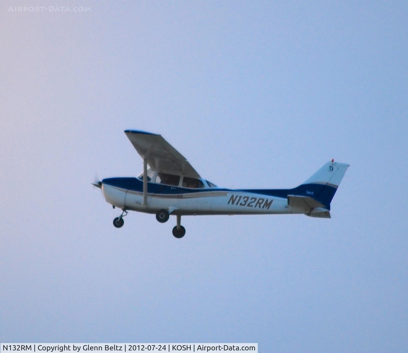 N132RM, 2001 Cessna 172S C/N 172S8919, Departing EAA Airventure/Oshkosh on 24 July 2012.