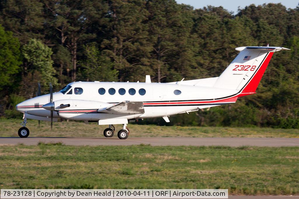 78-23128, Beechcraft C-12C Huron C/N BC-64, US Army Beechcraft C-12C Huron 78-23128 starting takeoff roll on RWY 5. Aircraft is based at Fort Belvoir, VA near Washington, D.C.