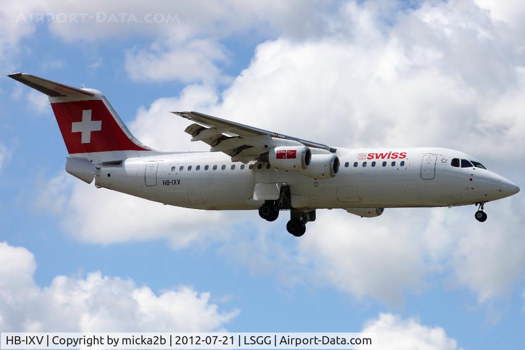 HB-IXV, 1995 British Aerospace Avro 146-RJ100 C/N E3274, Landing in 05