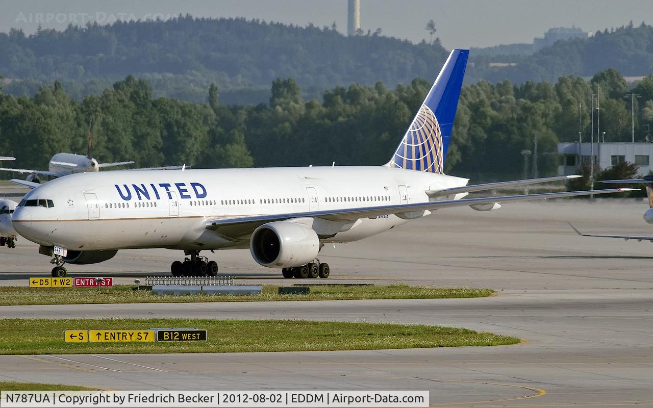 N787UA, 1997 Boeing 777-222 C/N 26939, taxying to the gate