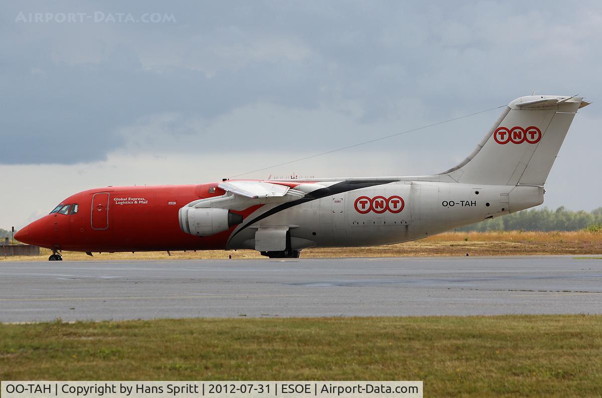 OO-TAH, 1990 British Aerospace BAe.146-300 C/N E3168, Taxing to the cargo apron